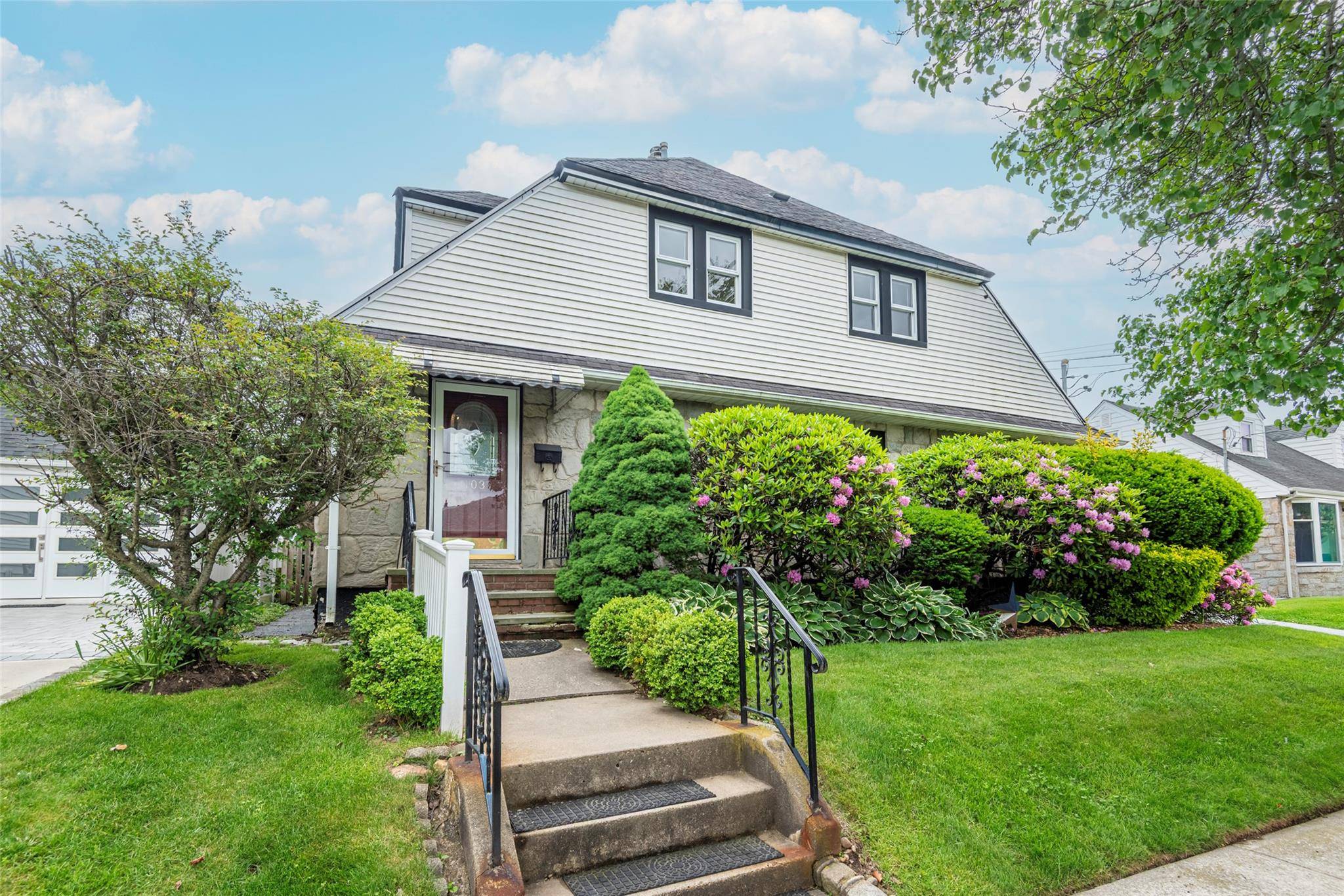 Large Colonial Located in the Middle of the Block, 2000 sqft.