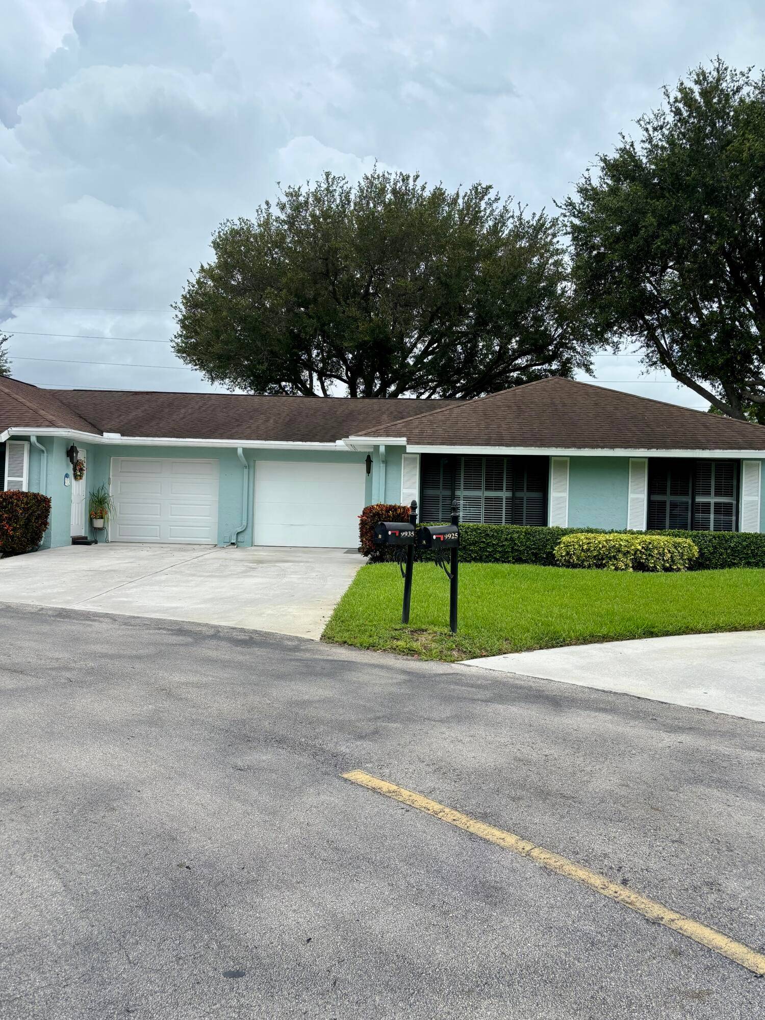 55 Community Bent Tree Villa East B unit is a corner end unit with a very large yard !