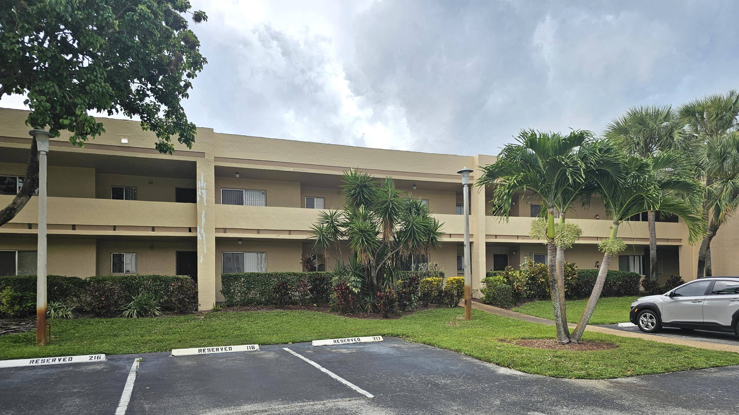 Spacious 2 bedroom condo in the heart of West Palm Beach Be close to the airport, the outlet and just minutes away from downtown.