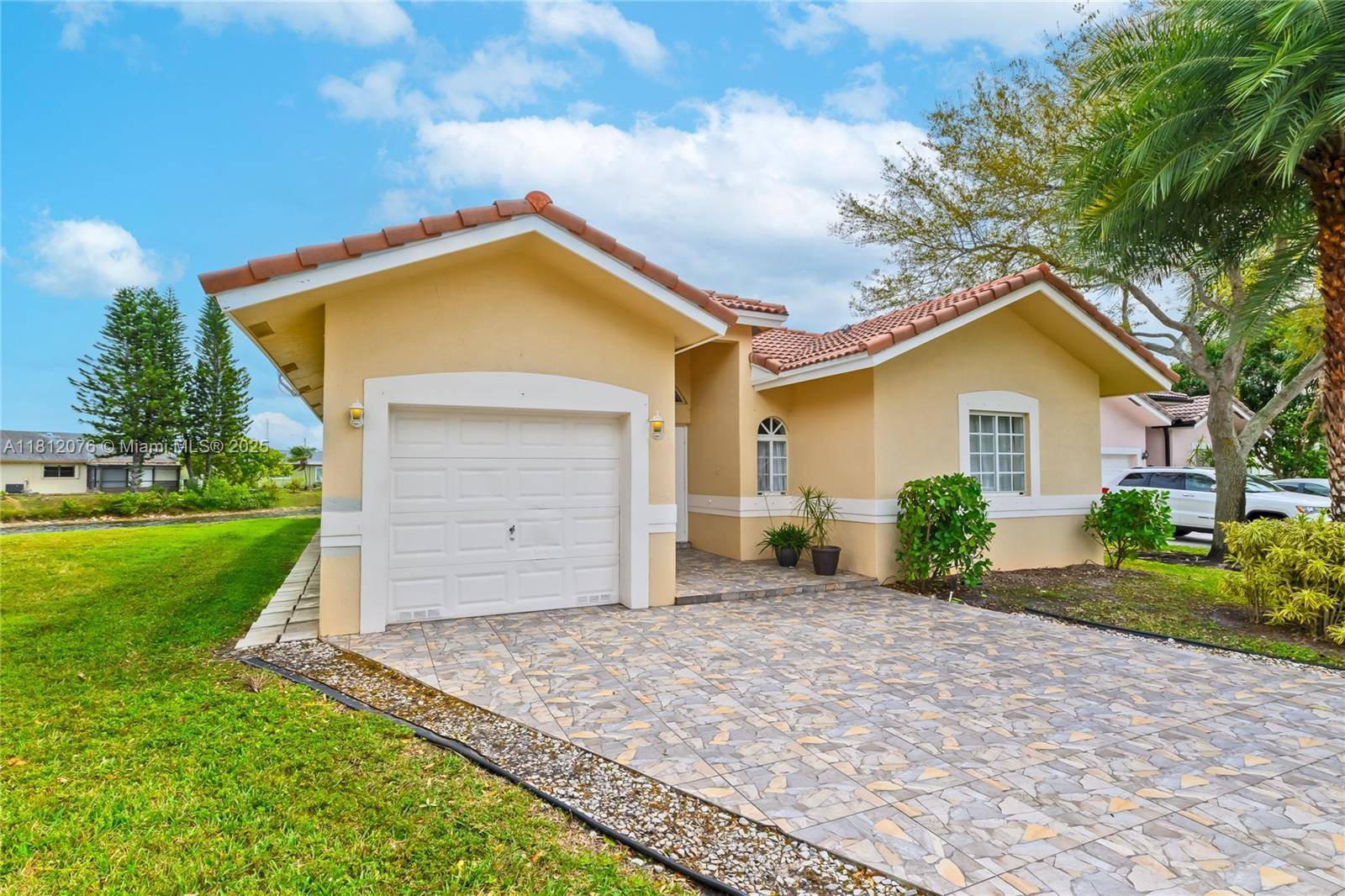 Beautiful home, 3 bedrooms, 2 bathrooms, open floor plan bright and spacious with an amazing lake view.