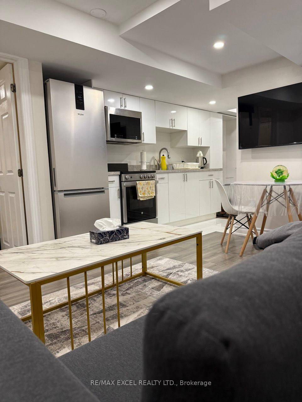 Fully furnished Super cozy, super clean and super quiet one bedroom basement umit with Separate entrance in the heart of downtown Richmond hill.