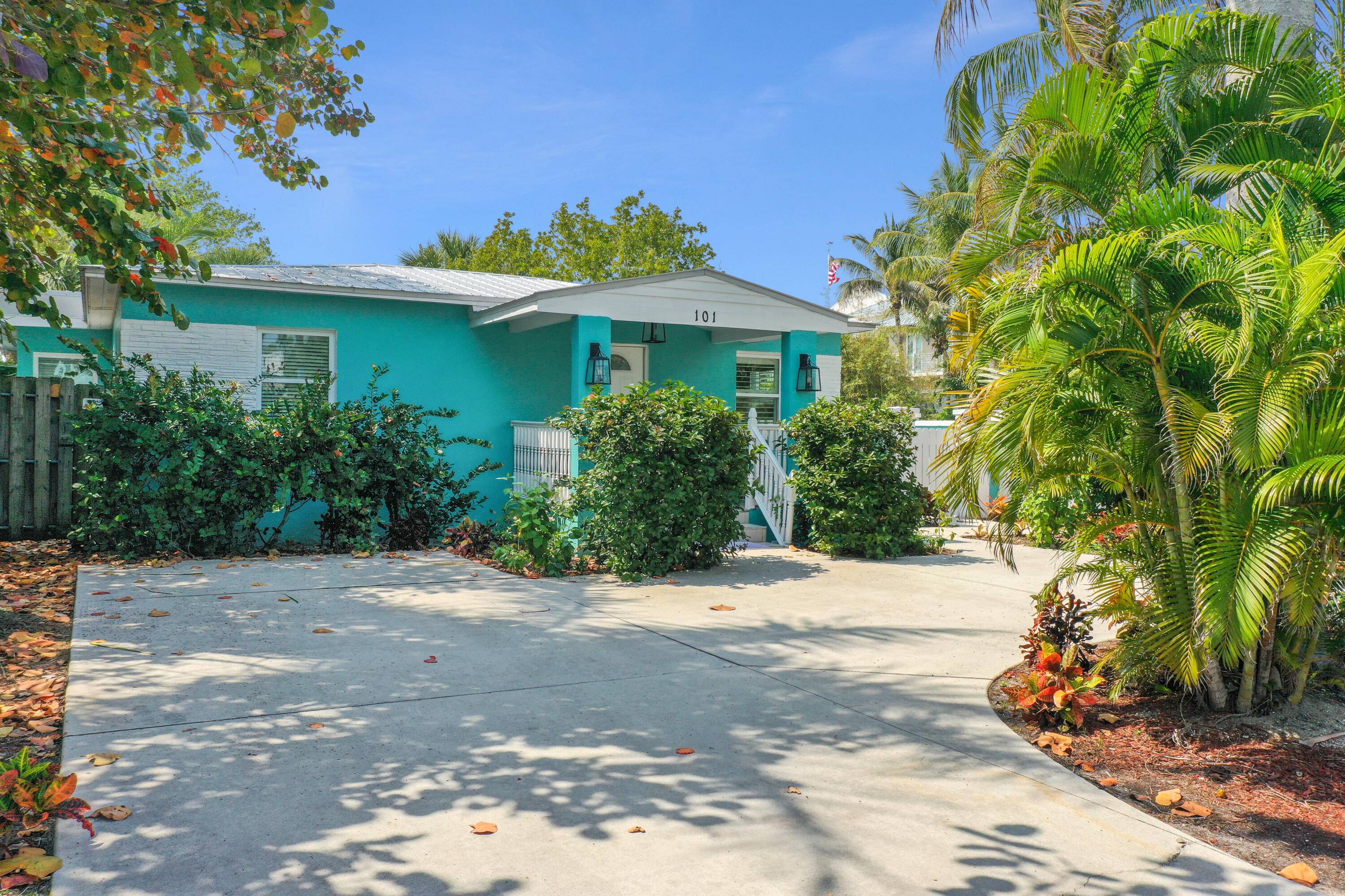 Stunning Income Producing Property on Hutchinson IslandWelcome to this exceptional income producing property on beautiful Hutchinson Island !