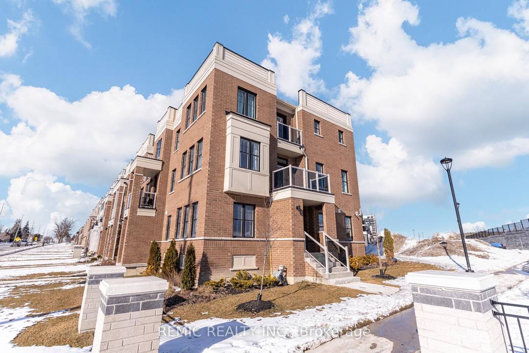 Welcome to 1423 Green Road a corner 3 storey townhome offering over 2, 600 sq ft of flexible living space in one of Bowmanville's most sought after neighbourhoods.
