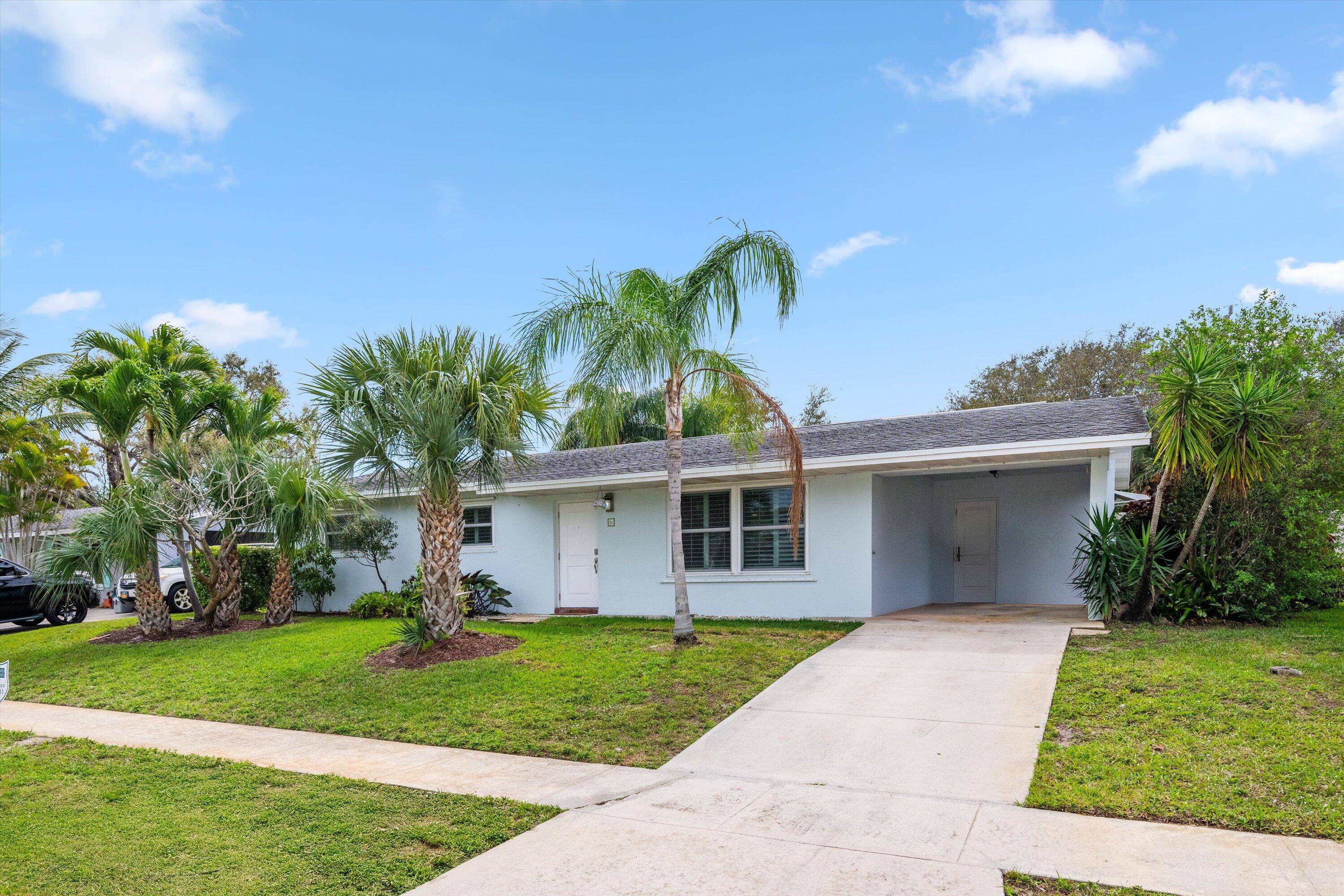 Live in the heart of Tequesta with no HOA !