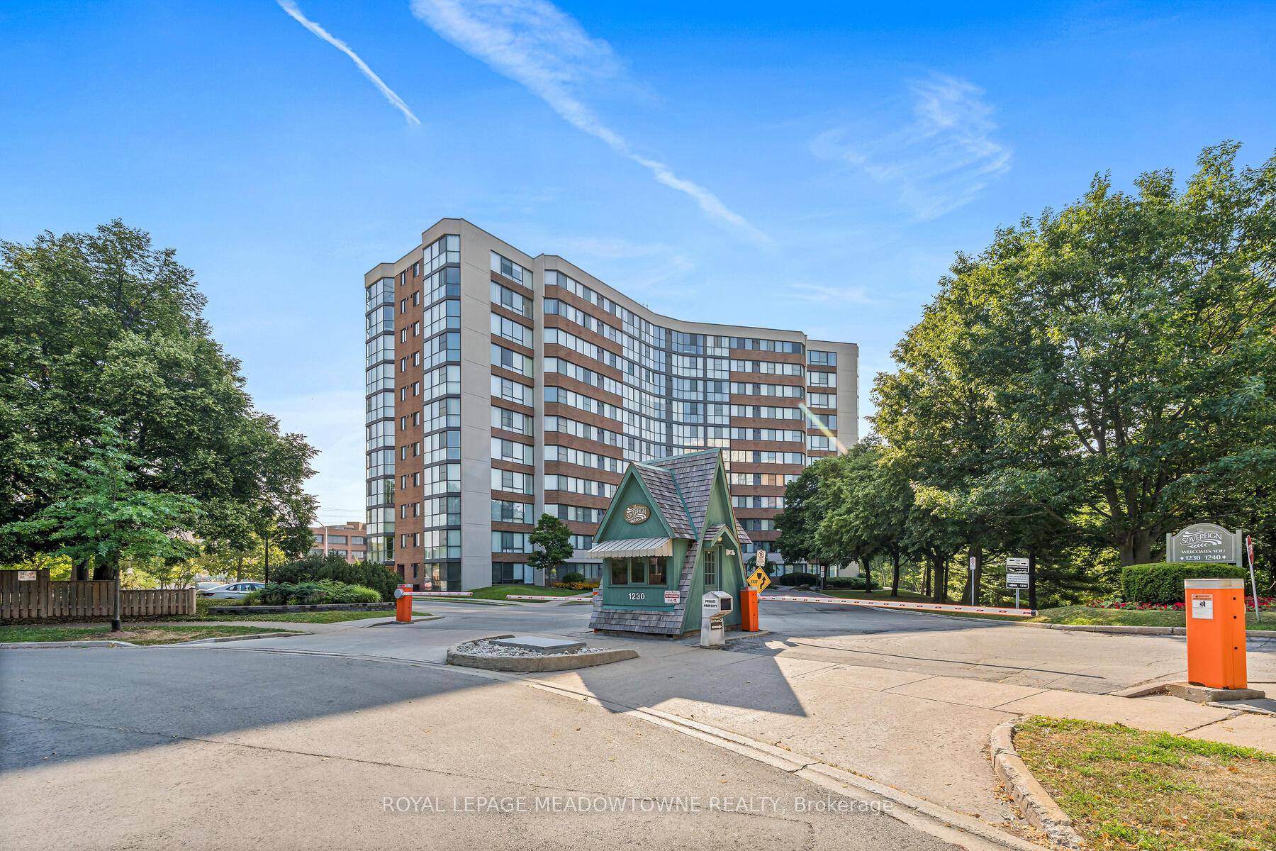 Spacious 2 bedroom condo in prime Oakville location beside Sheridan College !
