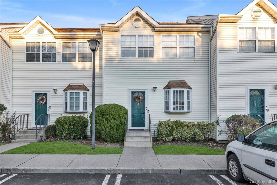 Uniondale 2 bedroom 2 bath condominium at Stratford Farms built 2000.