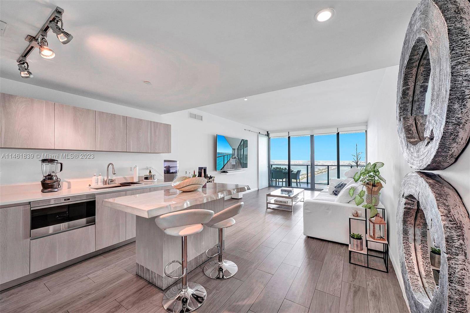 This gorgeous 47th floor 3 bdrm 3.