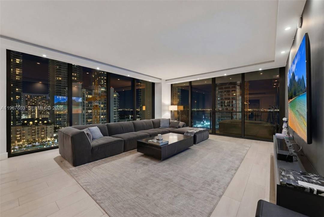 Welcome to Iconbay 1601. UNIT SOLD FULLY FURNISHED TURN KEY, and fully equipped.