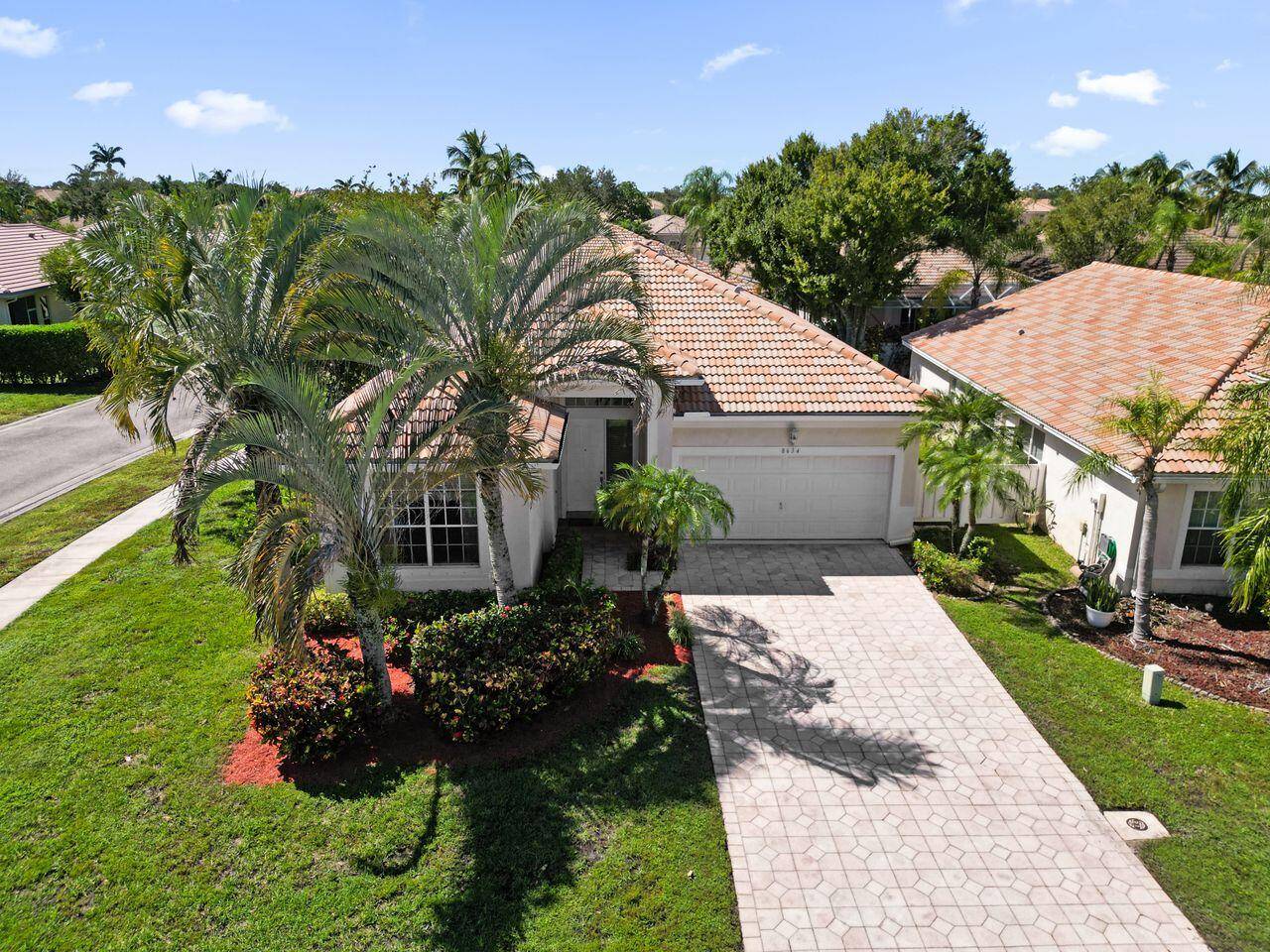 Easy living in this 2 bedroom, plus den, single family home in the beautiful community of Andros Isle.