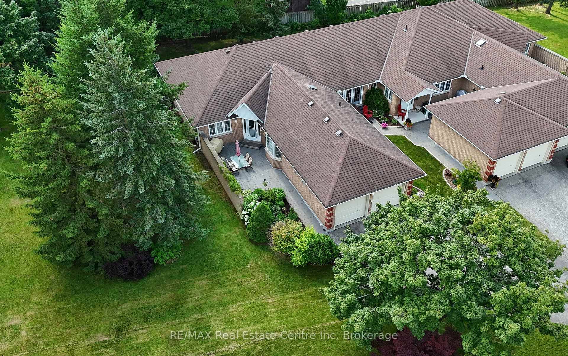Welcome to this rare end unit bungalow townhome, offering 1, 577 sq.