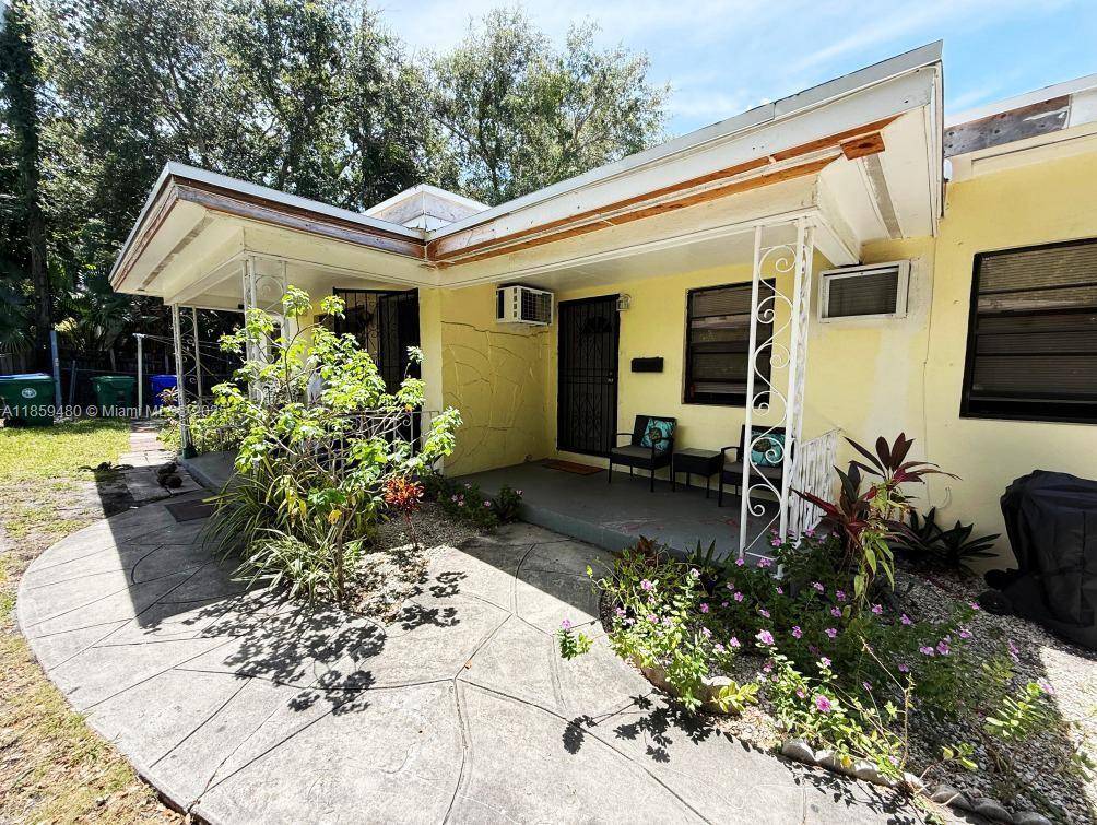 Centrally located DUPLEX minutes to everything Miami Design District about 9 blocks, Wynwood Walls, Midtown, beaches and both airports.