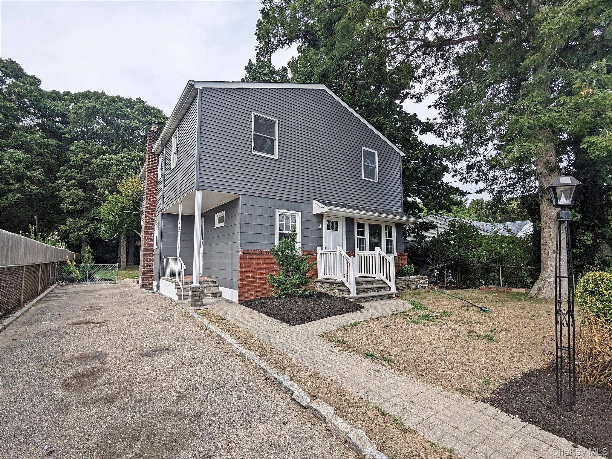 Newly renovated 6 bedrooms 3 baths colonial located on the quiet dead end street.