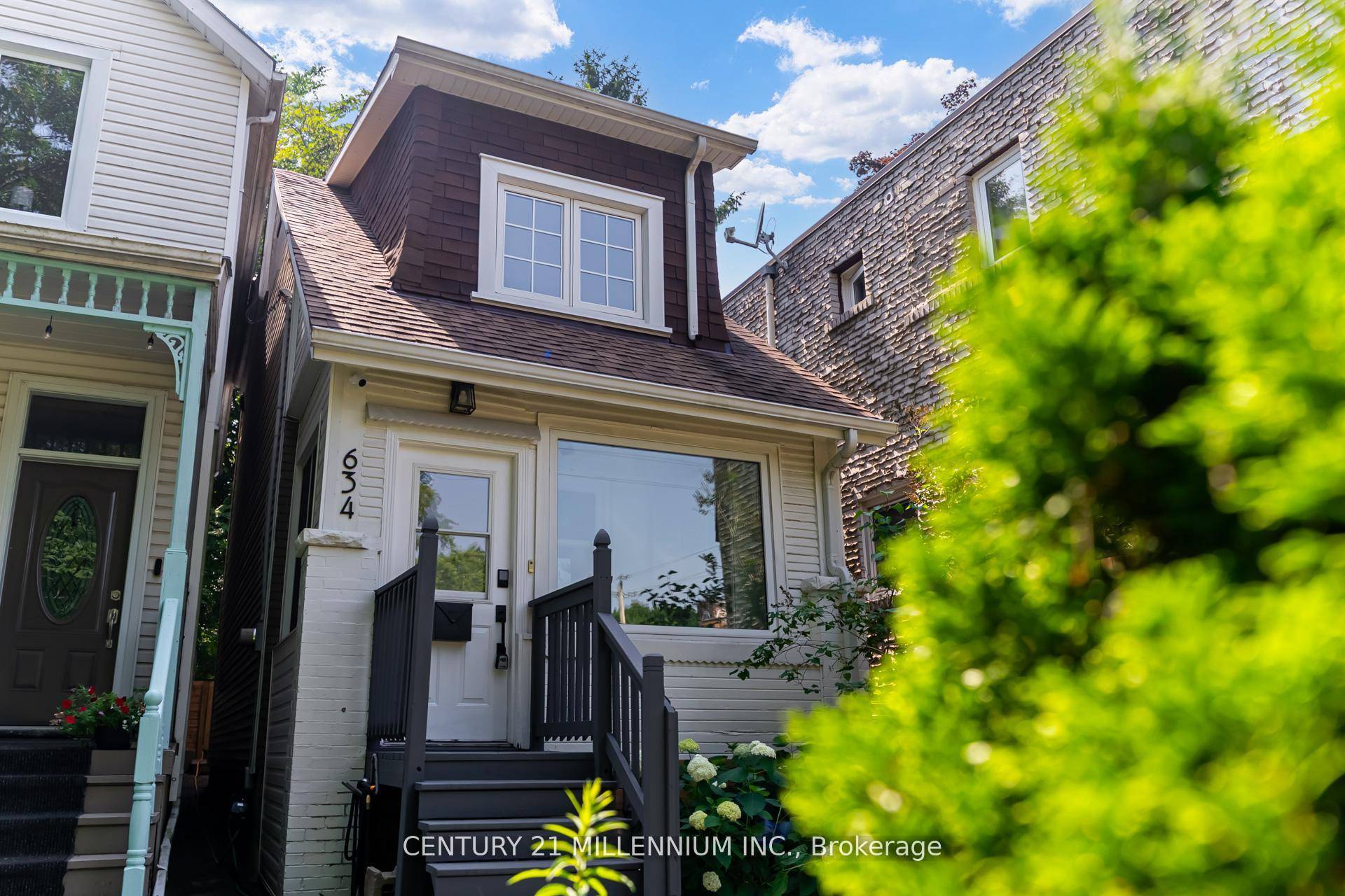 A Muskoka Inspired Retreat in the Upper Beach 1, 063 SqFt.