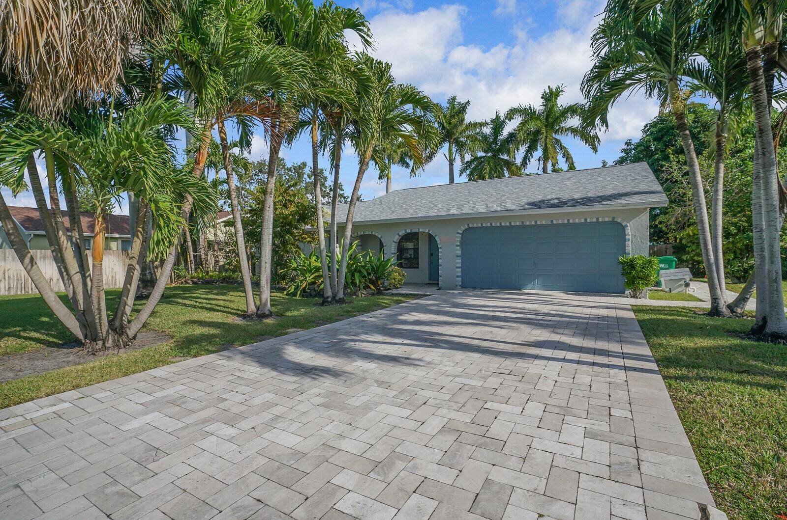 Look no further for a beautifully fully furnished annual rental !