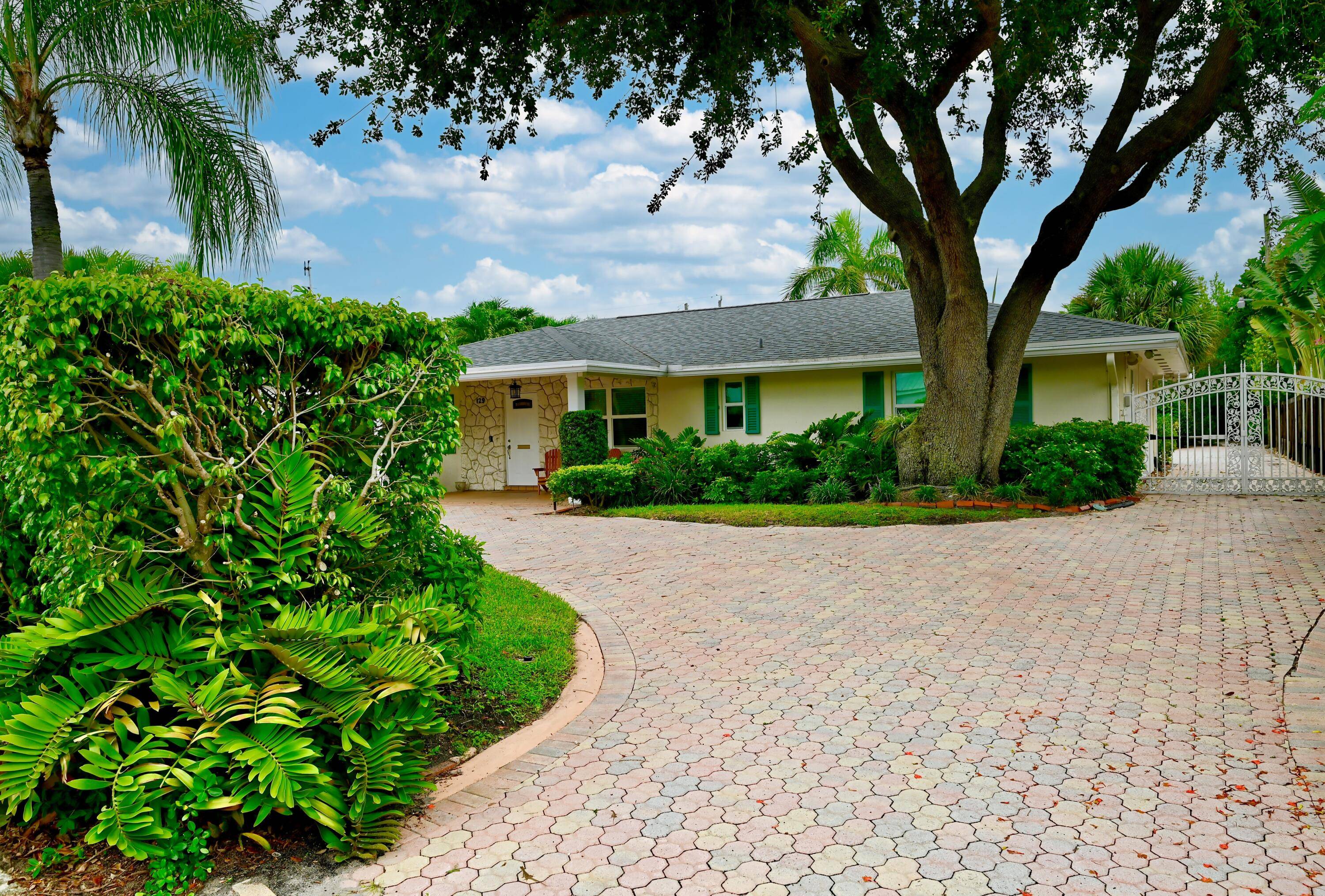 Incredible location in the highly desirable SOSO area, just minutes from the beach, downtown WPB, Worth Avenue.