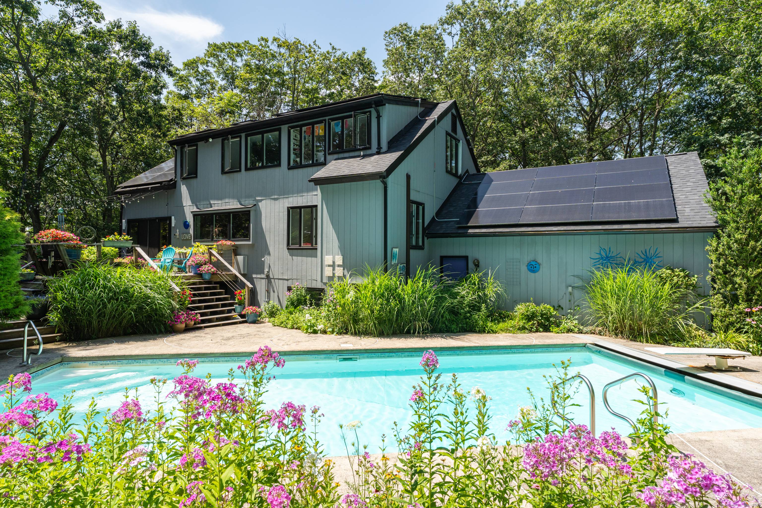 TRI LEVEL CONTEMPORARY NEAR BISHOP'S ORCHARDS !