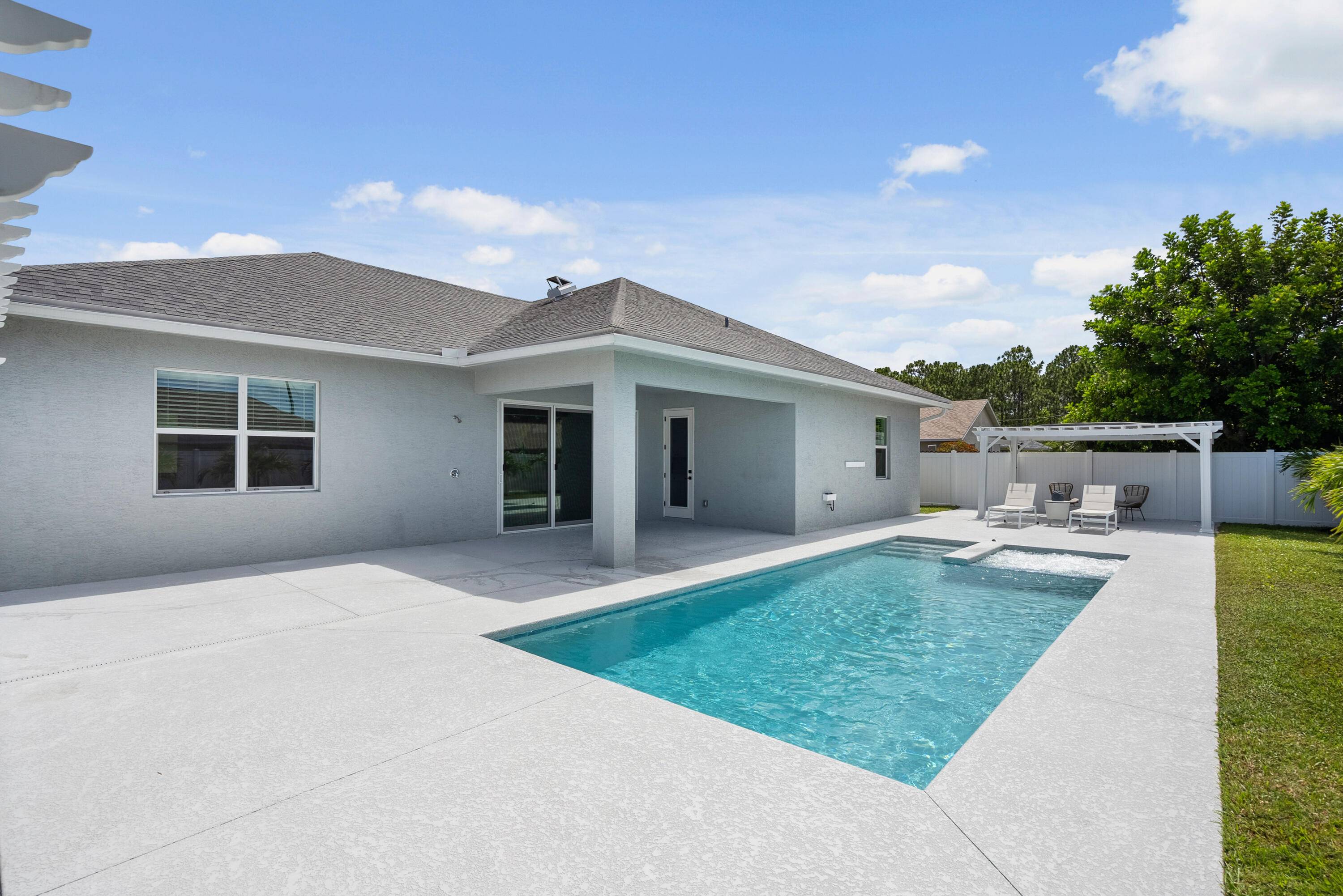 Pool home with a heated infinity spa !