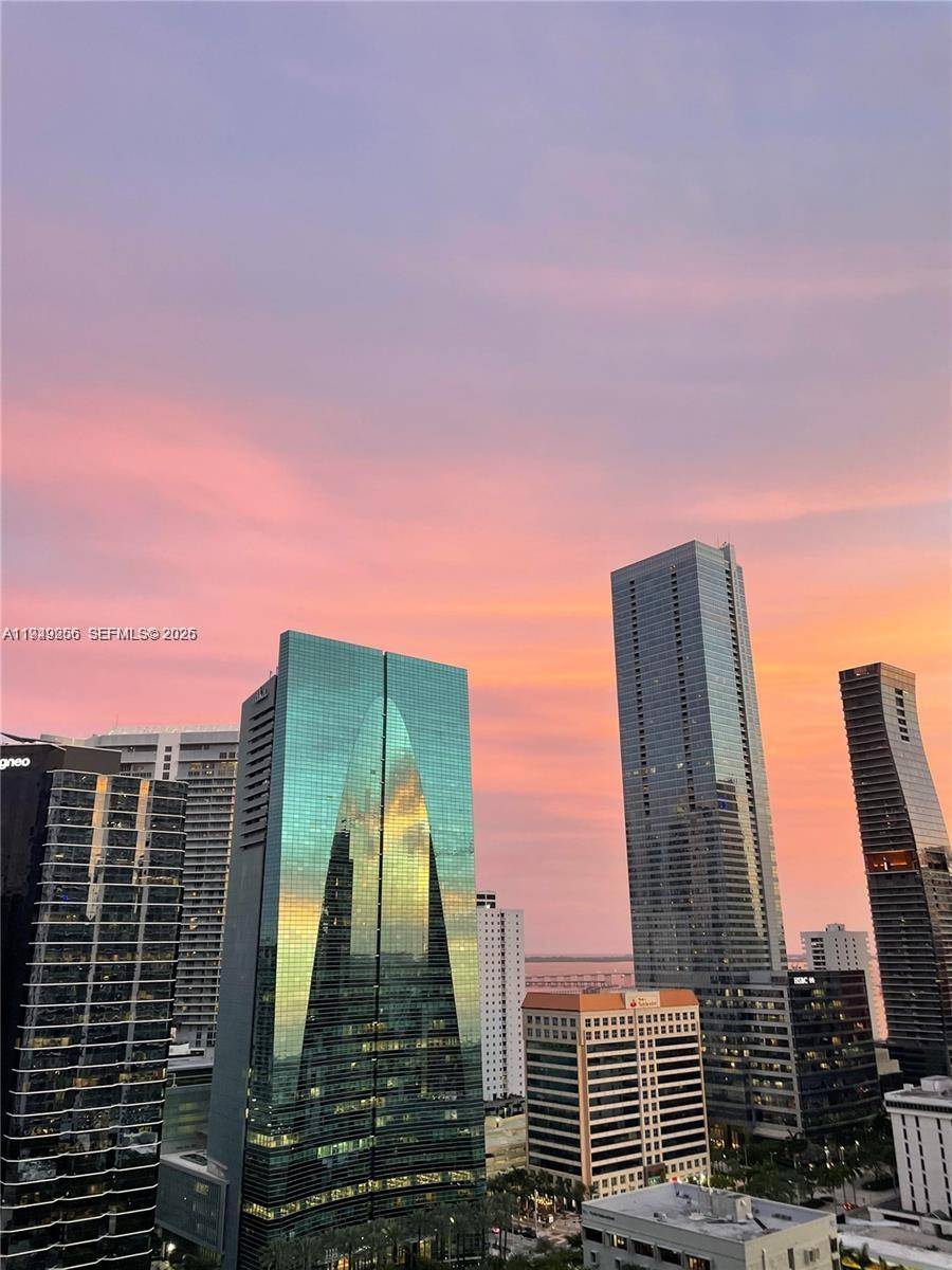 Beautiful CORNER unit apartment located in the heart of Brickell !