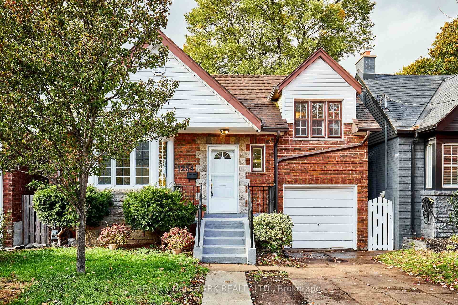 Gorgeous 3 Bedroom Hunt Club Home that has it all !