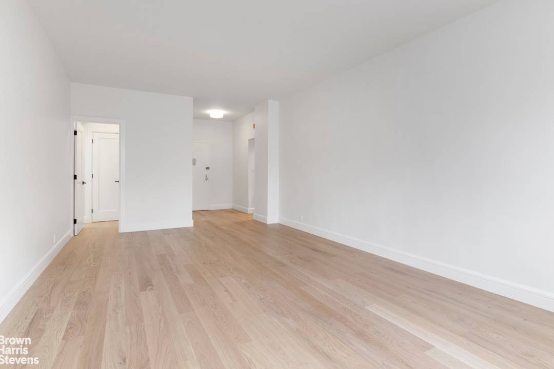 Fresh amp ; Sophisticated Fully Renovated Studio Sponsor Unit No Board Application or Approval Required Perched on the 10th floor of 405 East 63rd Street, this sun drenched, south facing ...
