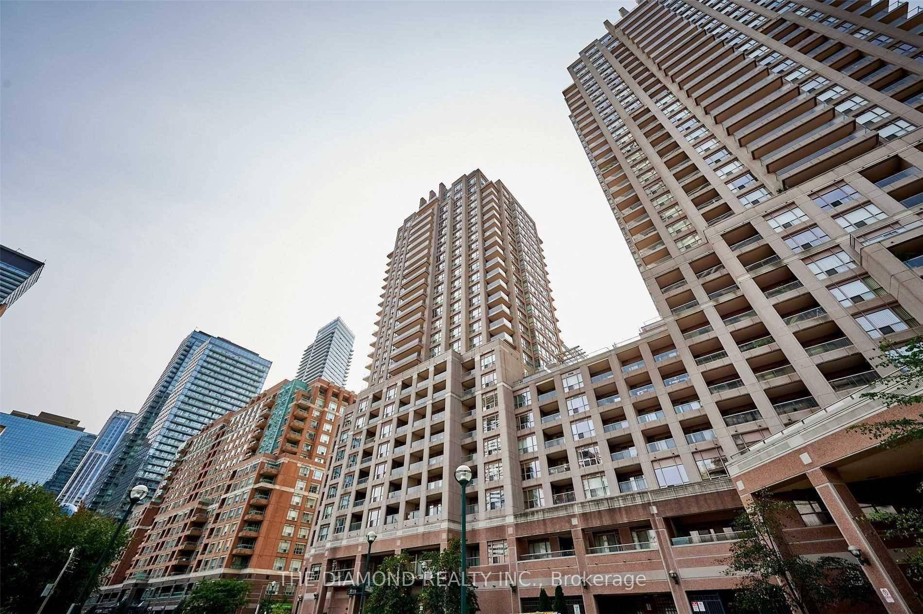 Clean And Modern Unit In The City Core.