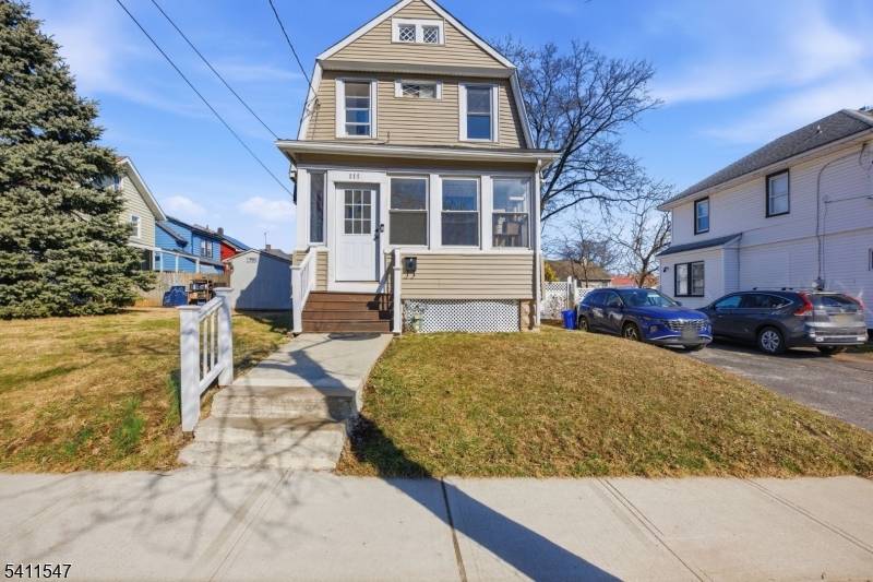 Charming home located in the heart of Roselle offering convenience and accessibility.