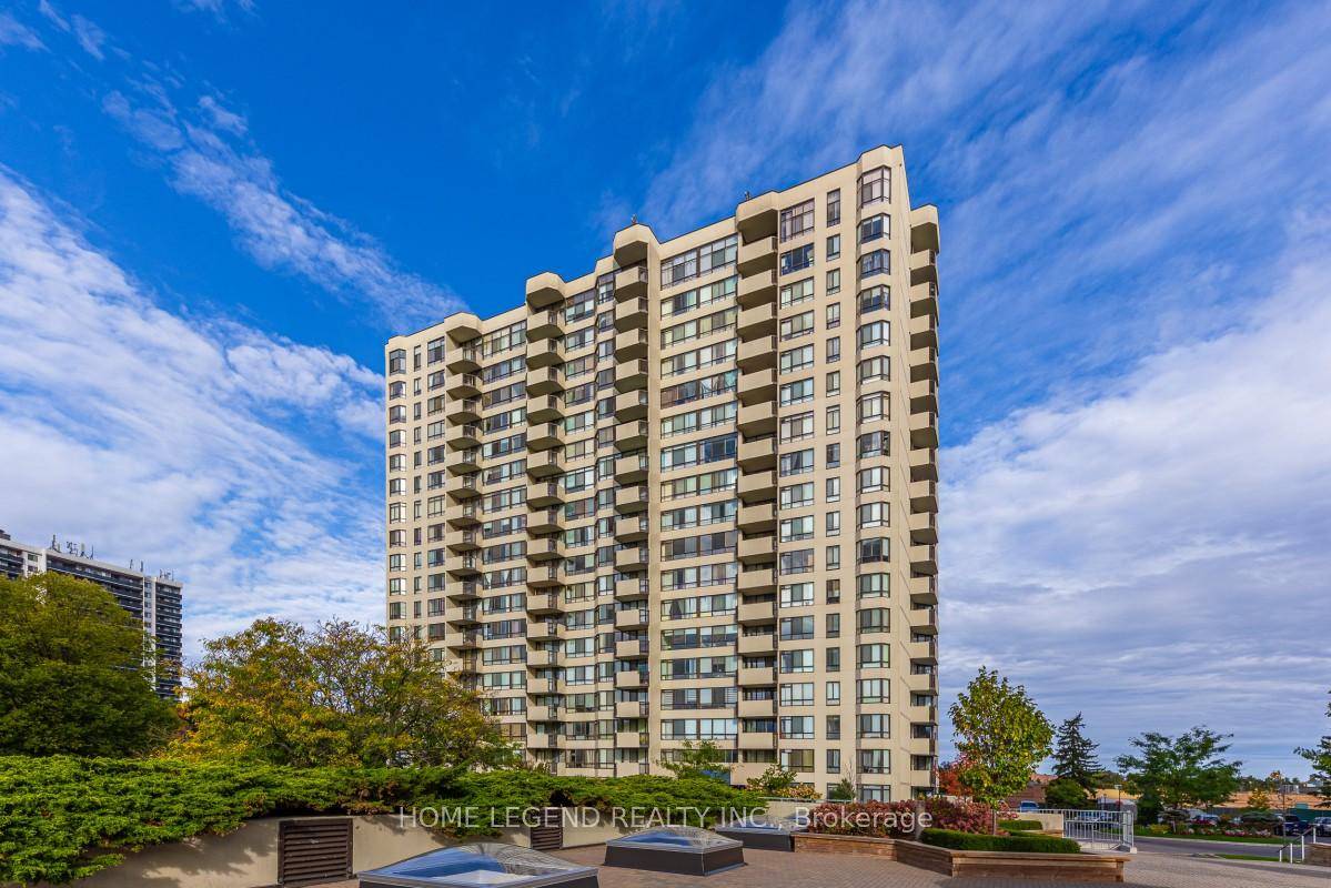 Spacious 2 Bedroom Penthouse in Prime Location !