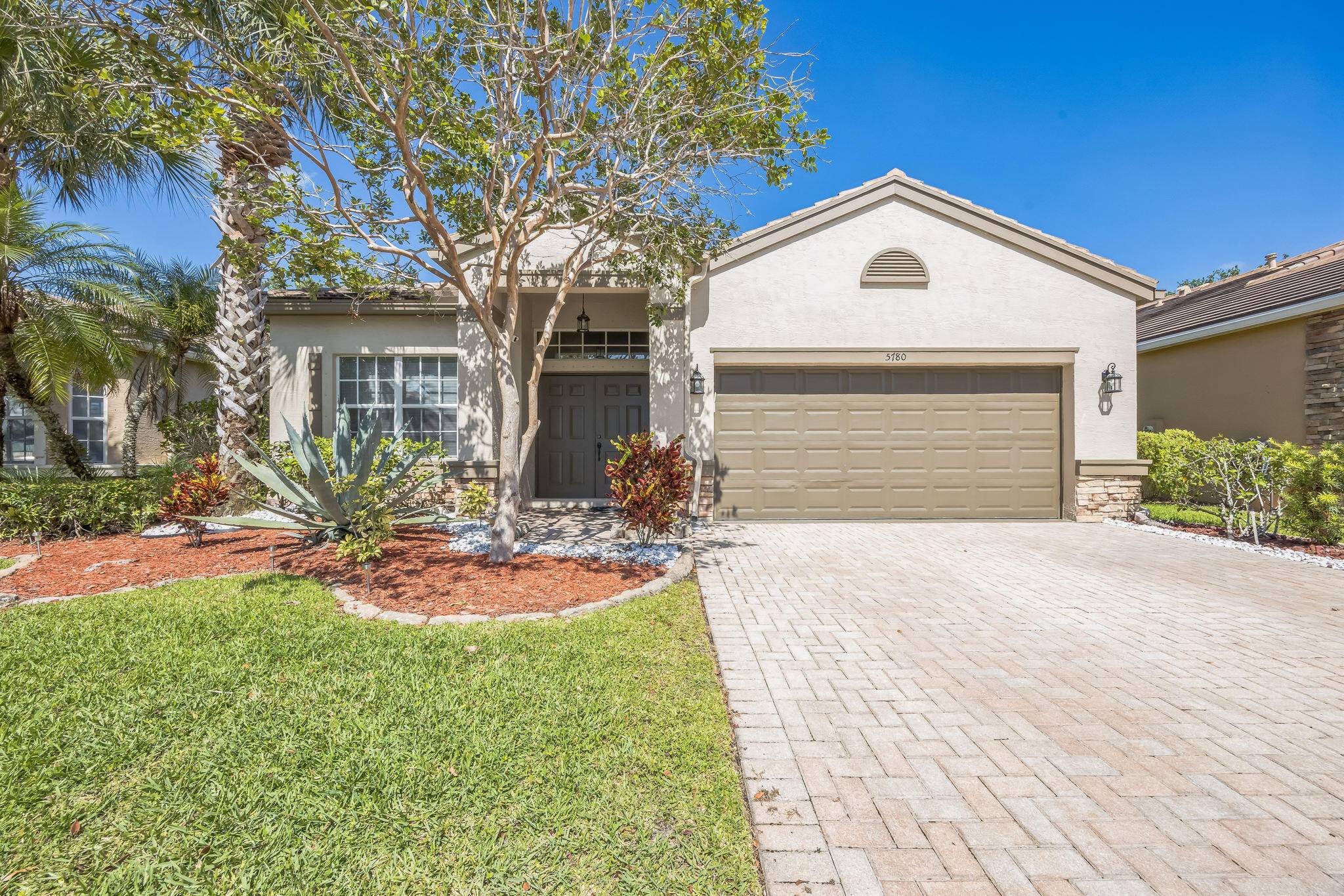 Turn Key Condition Immaculate Home Upgraded Kitchens Bathrooms Beautiful Flooring throughout Freshly Painted Gorgeous Landscaping Gorgeous Community with an awesome club house, pool, tennis courts, racketball court, Full Gym huge ...