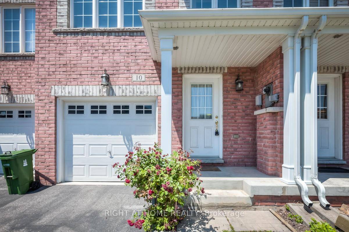 Spacious Monarch Townhouse 3 Large Bedrooms Plus 3 Bathrooms Modern Kitchen With S.