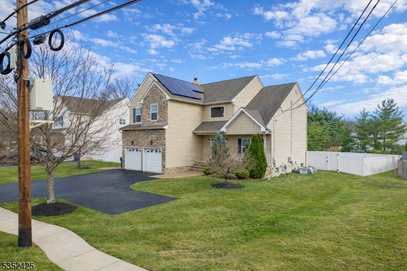 Welcome to this beautifully maintained house with 4 bedrooms, 3.