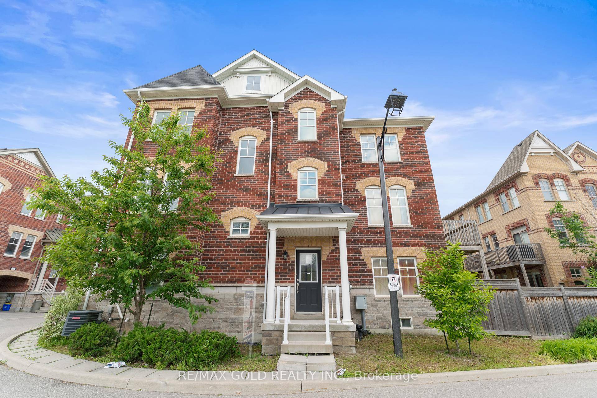 Dont Miss This Corner Townhome in Desirable West Woodbridge !