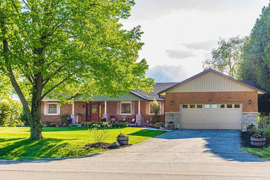 Impeccable sprawling BUNGALOW in a picturesque pocket of Flamborough !