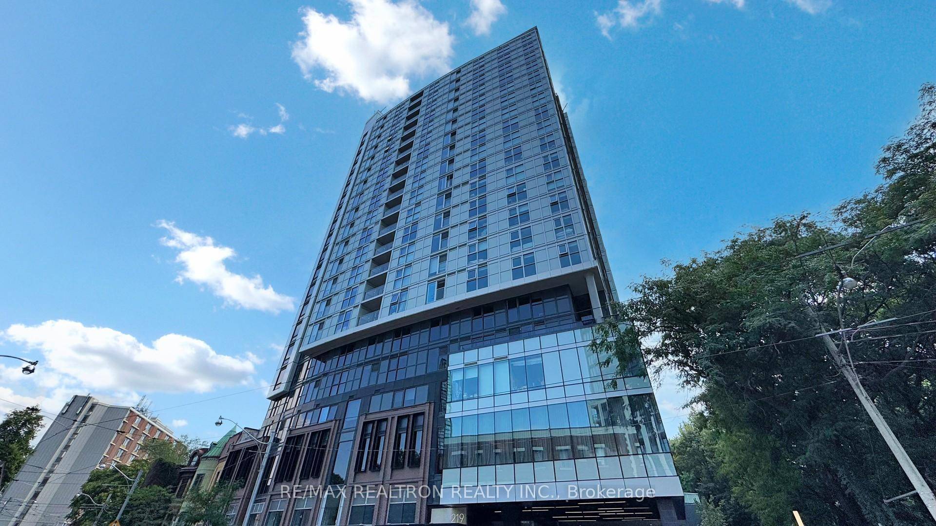 This one bedroom plus study, built by renowned developer Menkes, offers a smart and efficient layout.