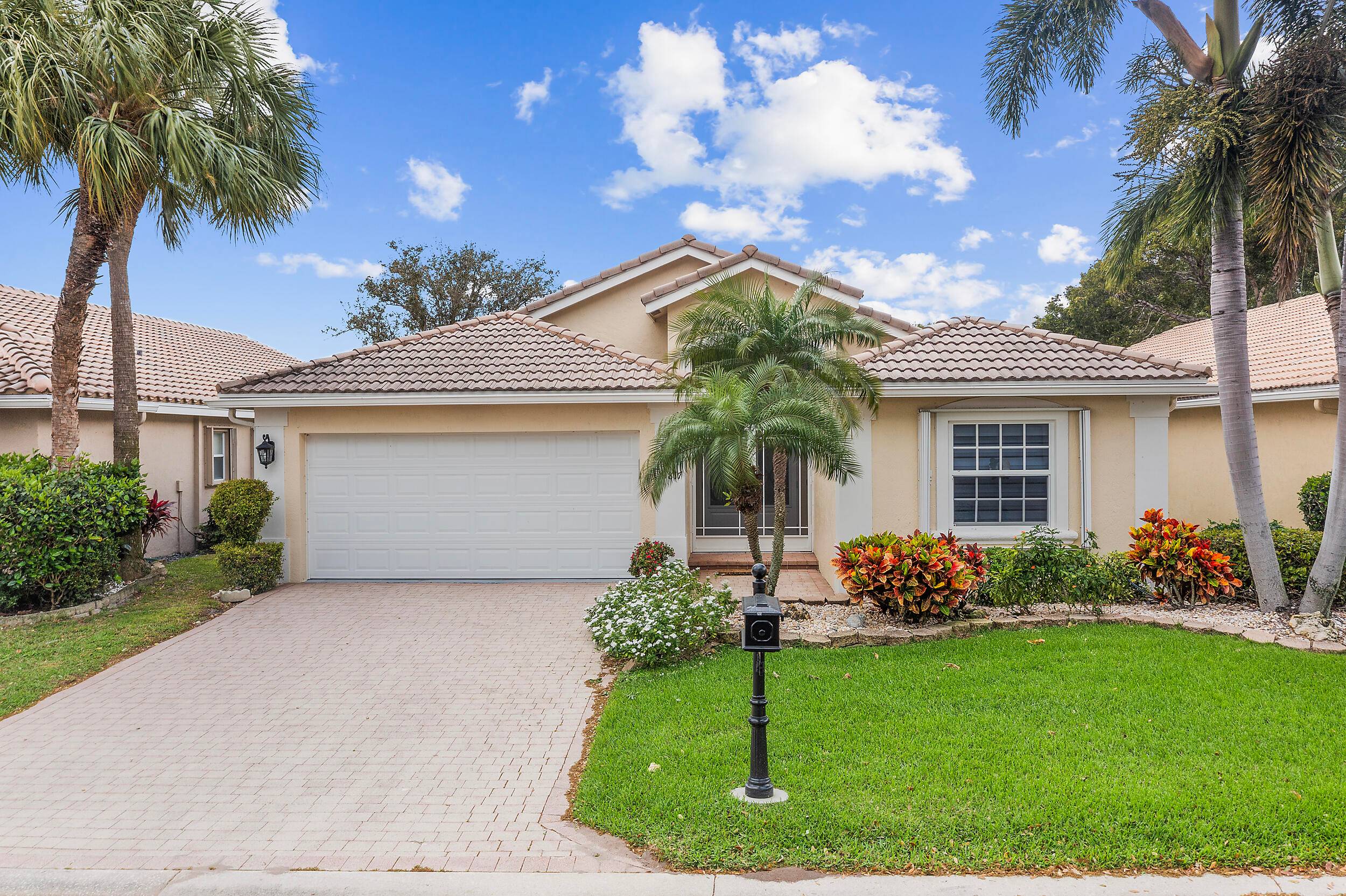 Discover this beautifully maintained 2 bedroom, 2 bath waterfront home in the sought after Huntington Walk 55 community.