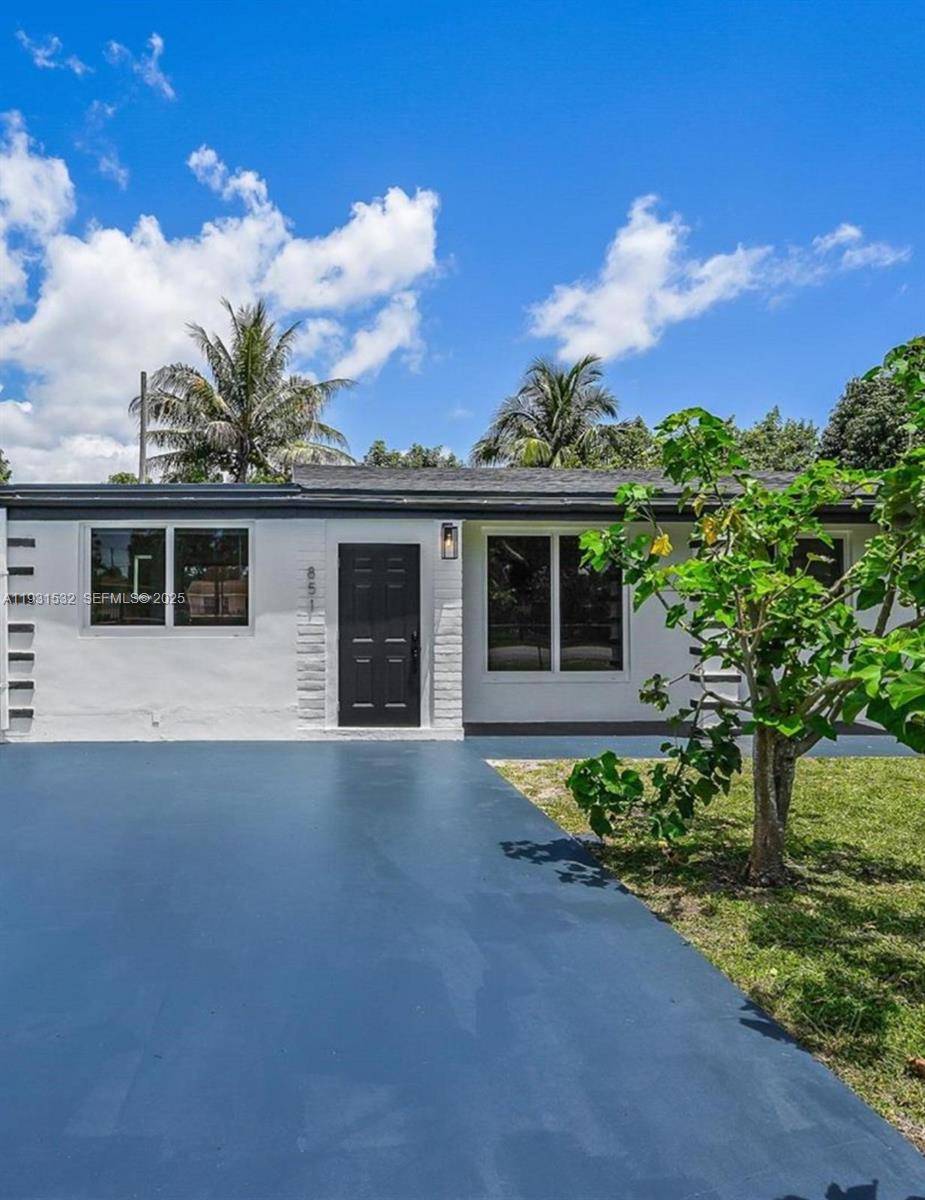 Welcome, first time home buyer and investor This beautiful, spacious three bedroom, one bathroom house is located in the heart of Miami, close to I 95 and the Turnpike.