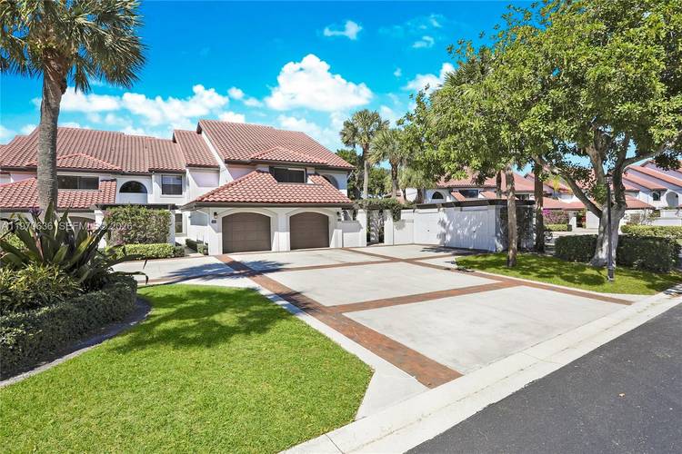 Turnkey Fully Furnished Includes Golf Cart Beautiful lakefront residence in Jonathan s Landing at Traders Crossing.