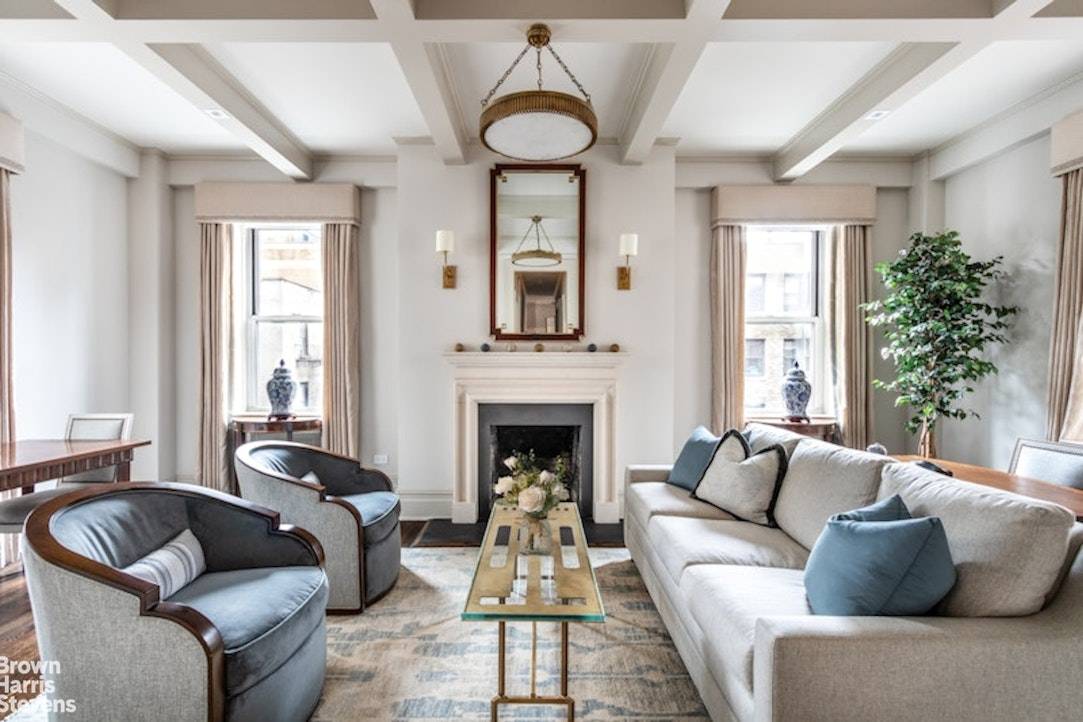 Located in one of Park Avenue's most prestigious cooperative buildings is this elegant 2 bedroom apartment.