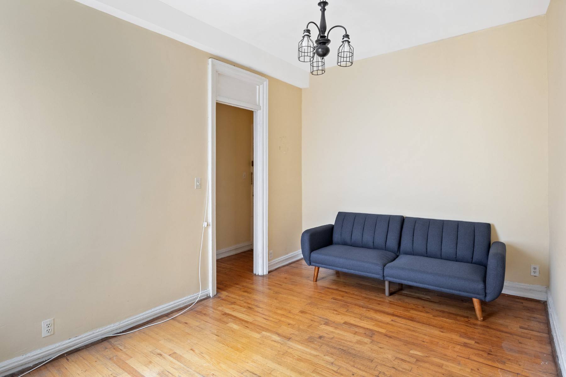 Discover this large 1 bedroom, 1 bathroom co op apartment in the upper west side near Columbia University in Morningside Heights.