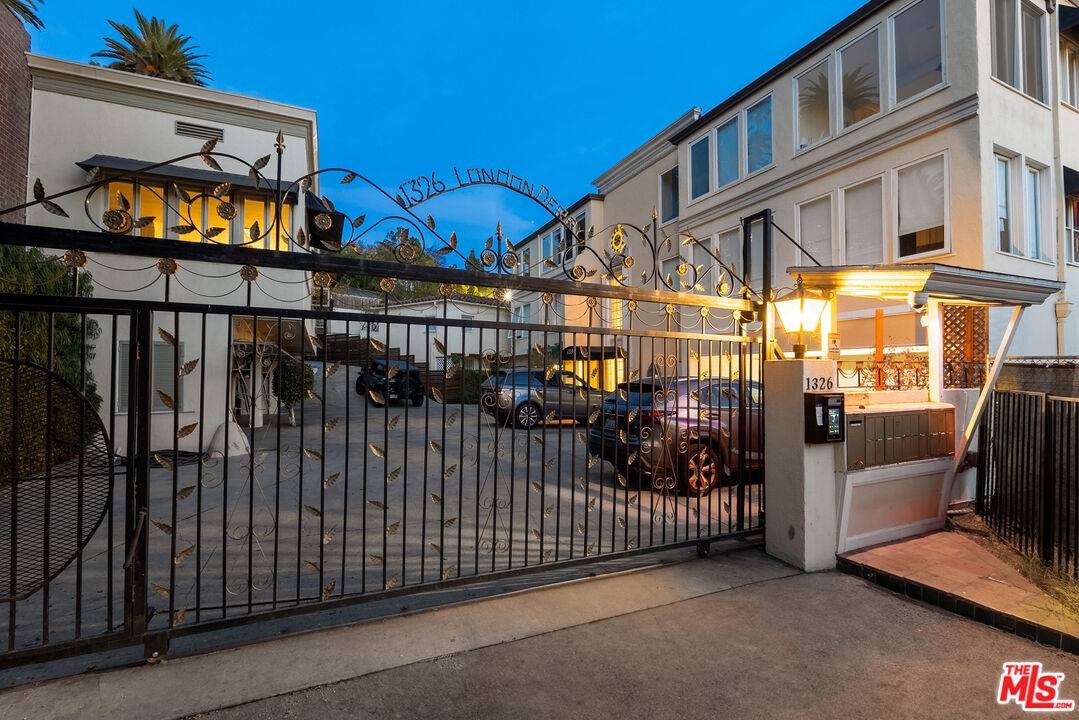 1326 Londonderry View Dr 2BR Sunset Strip La