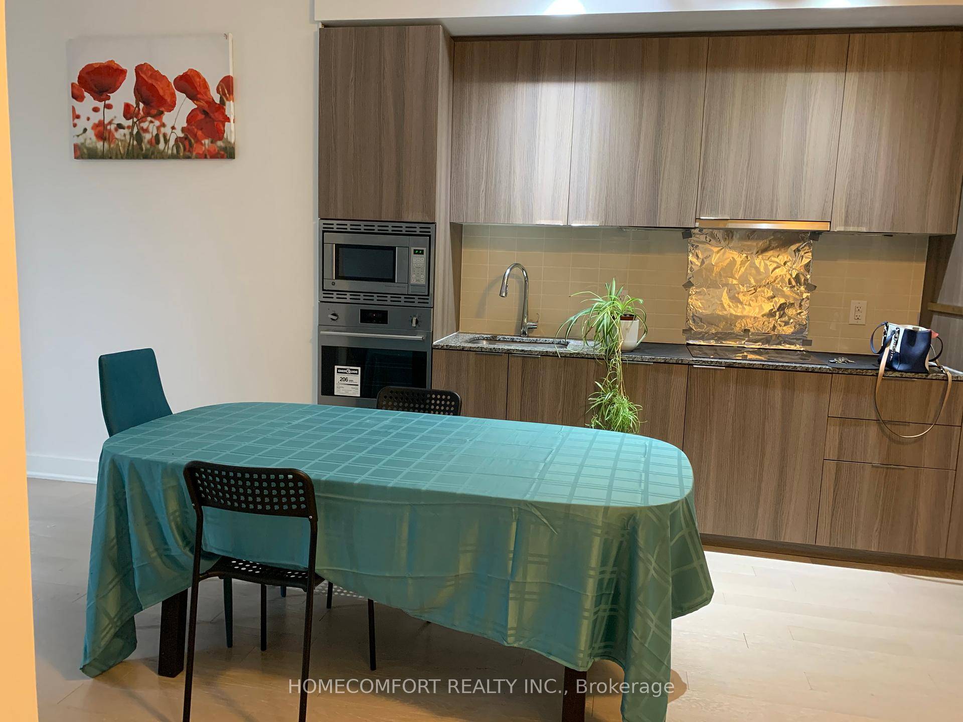 South Facing Sunny and Bright Condo In The Heart Of The Downtown Financial Area !