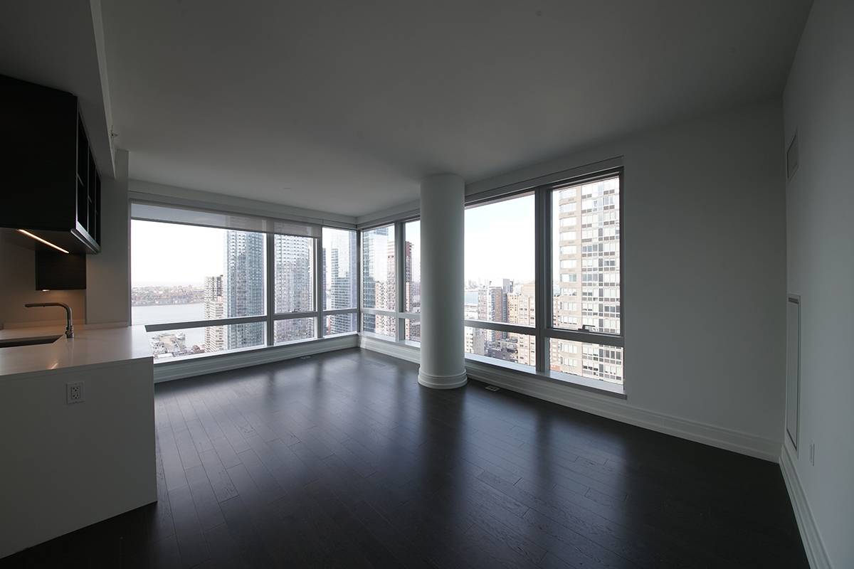 With sweeping views of the city from sunrise to sunset 555TEN towers over the new West Side.