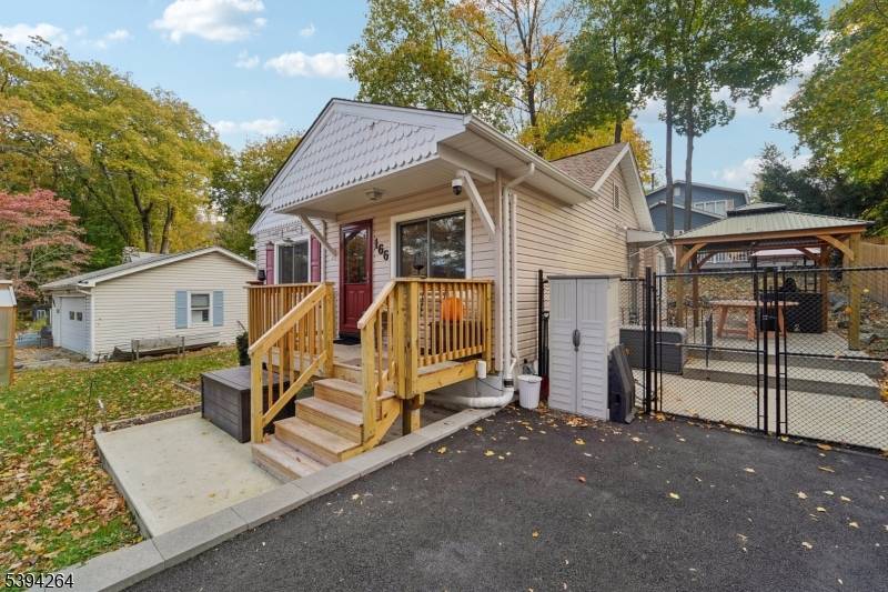 Live the Lake Life in Beautiful Erskine Lakes !