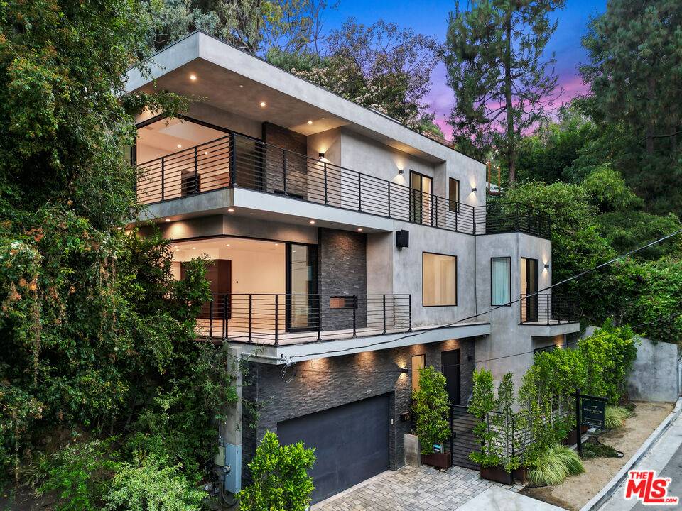 8029   Willow Glen Rd 4.0 Hollywood Hills East LA