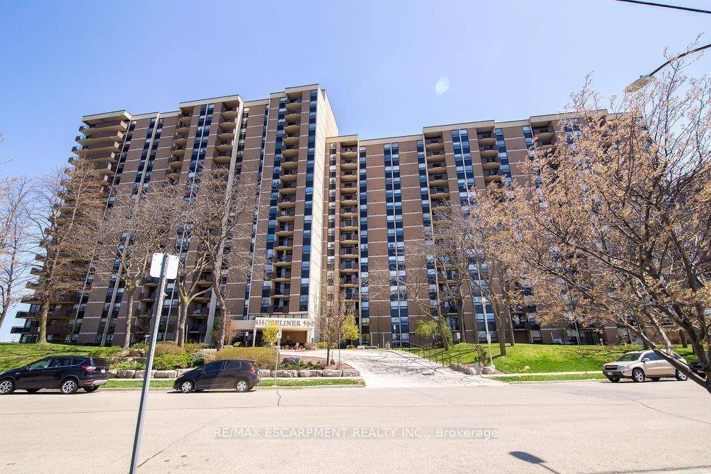 Spotless ! ! Waterfront condo, Breathtaking, lake amp ; escarpment view combo.