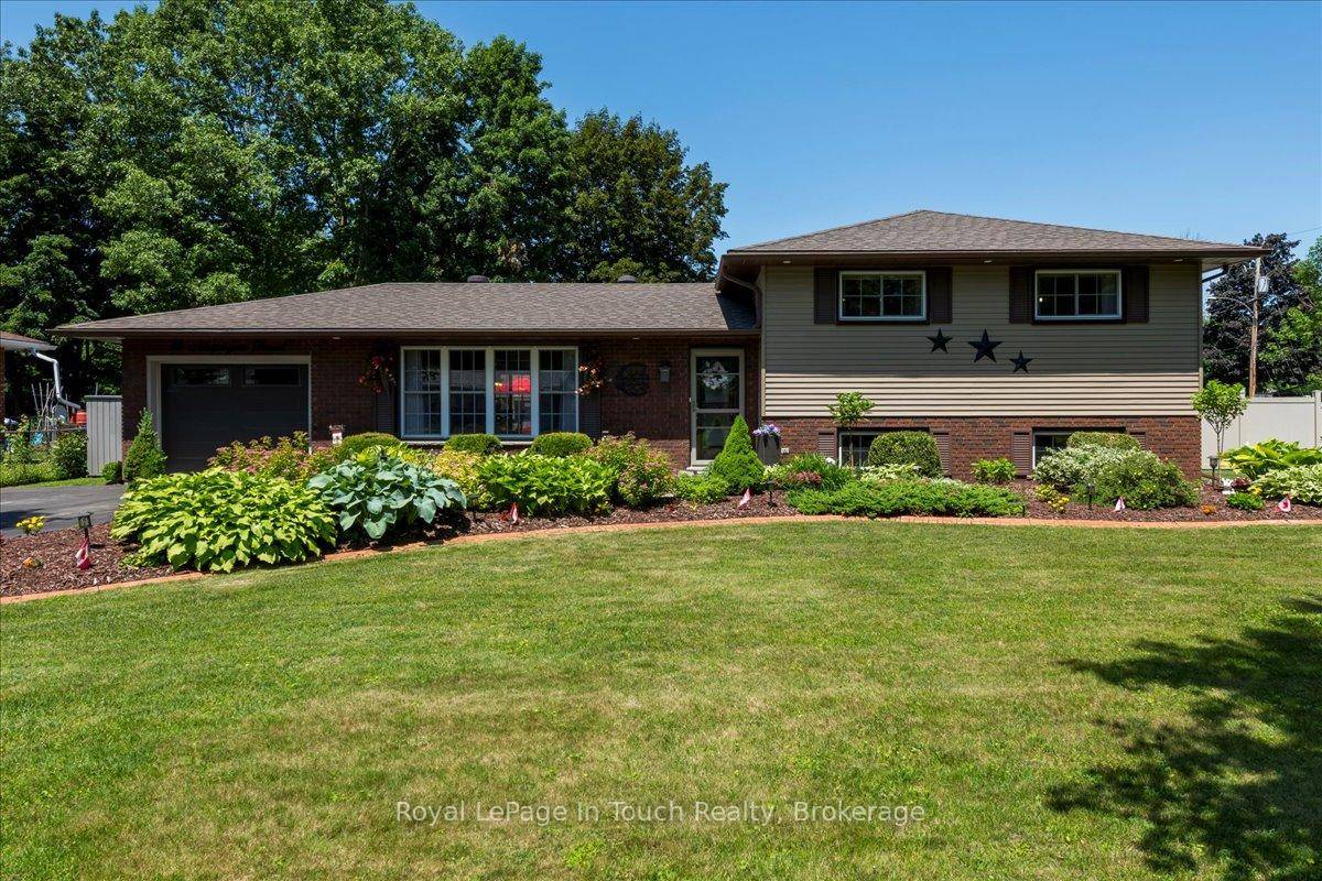 If you are looking for 2, 300 finished sq ft in an immaculate, upgraded home with high end finishings in a family friendly community and a show stopper of a ...