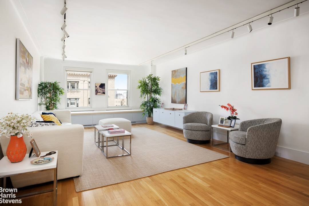 Beautifully renovated and sun flooded, this super high floor, corner 7 room residence has 4 exposures and windows on all sides, with even some river views !