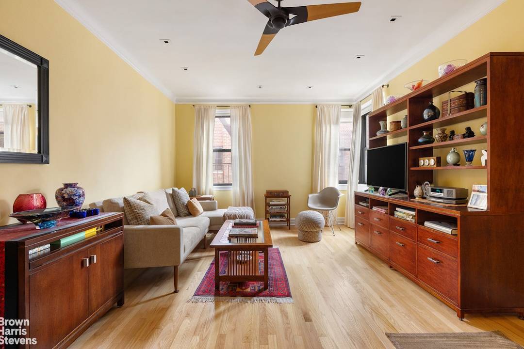 Architecturally designed, this move in ready 1 bedroom, 1 bathroom home is ideally located in the heart of Brooklyn's Park Slope.
