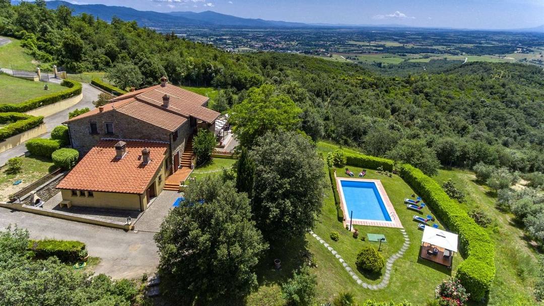 Ancient stone country house renovated with swimming pool, panoramic views and 35 hectares of land in the heart of the Tuscan countryside.