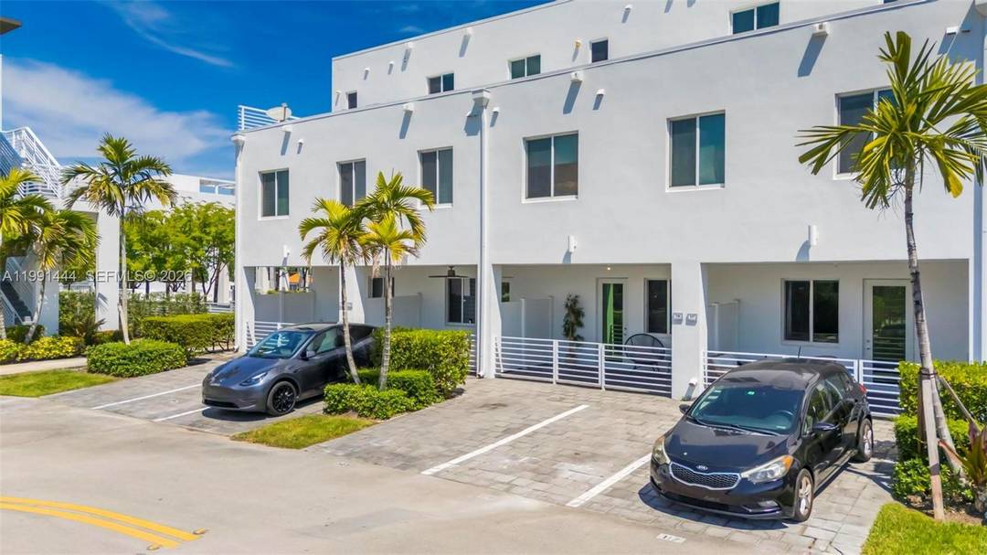 Welcome to this Beautiful apartment in the prestigious Landmark Doral Community, this beautiful condo townhouse featuring a modern design, spacious layout, perfector comfortable living, Enjoy prime center, restaurants, ideally located ...