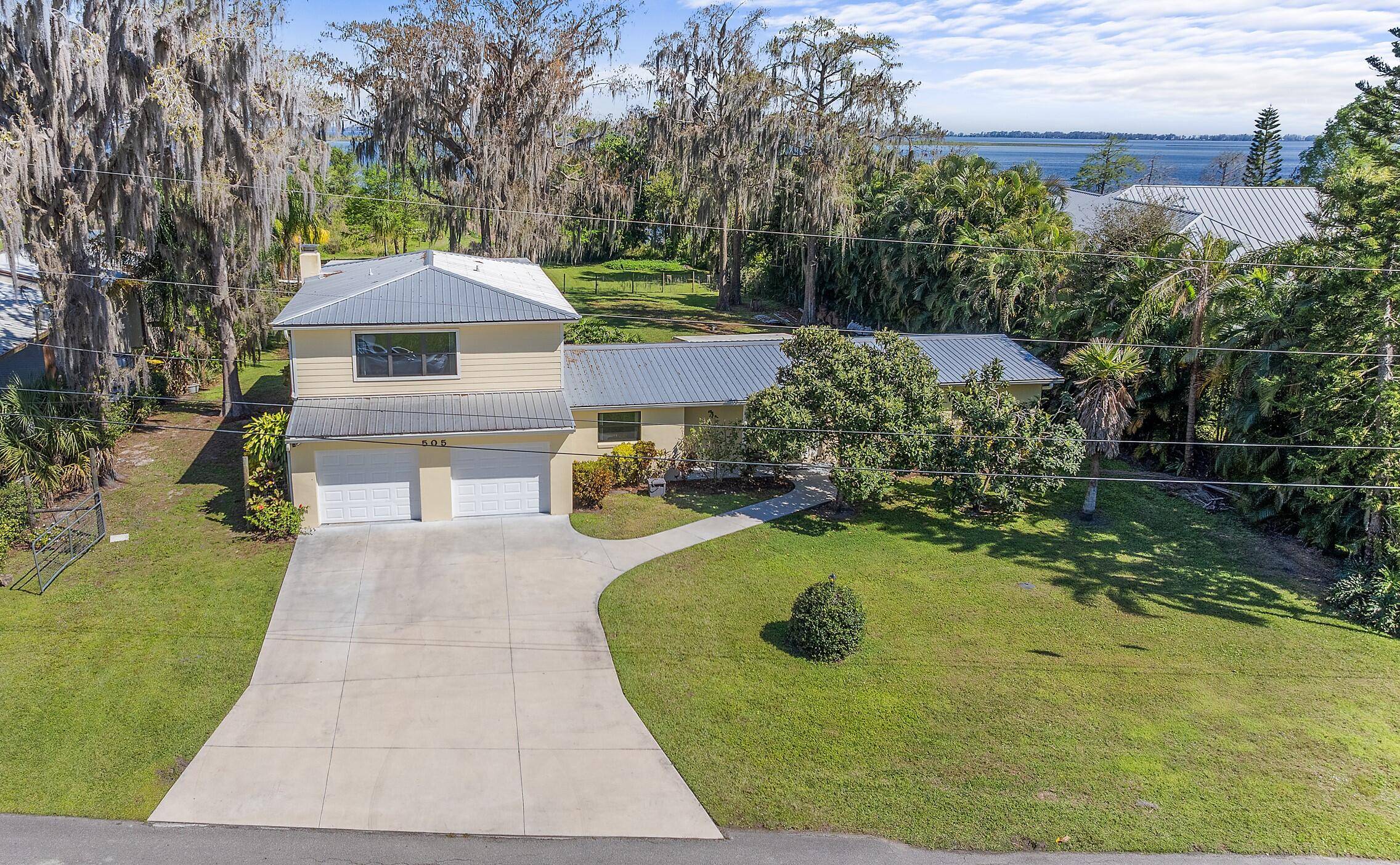 BEAUTIFUL SPACIOUS LAKE HOUSE 4 3 2885 SQF 0.